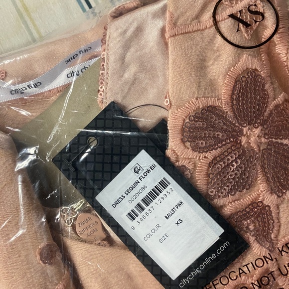 NWT - City Chic Plus Size Sequin Flower Dress - Ballet Pink Floral - Size 14 - Picture 4 of 6
